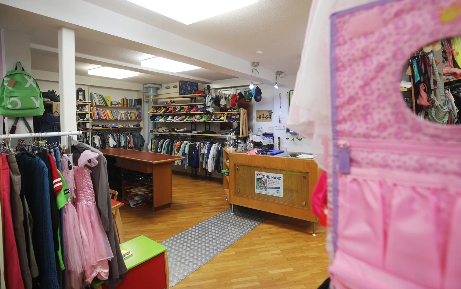 Blick in den MUNZ Secondhand-Laden in Metzingen